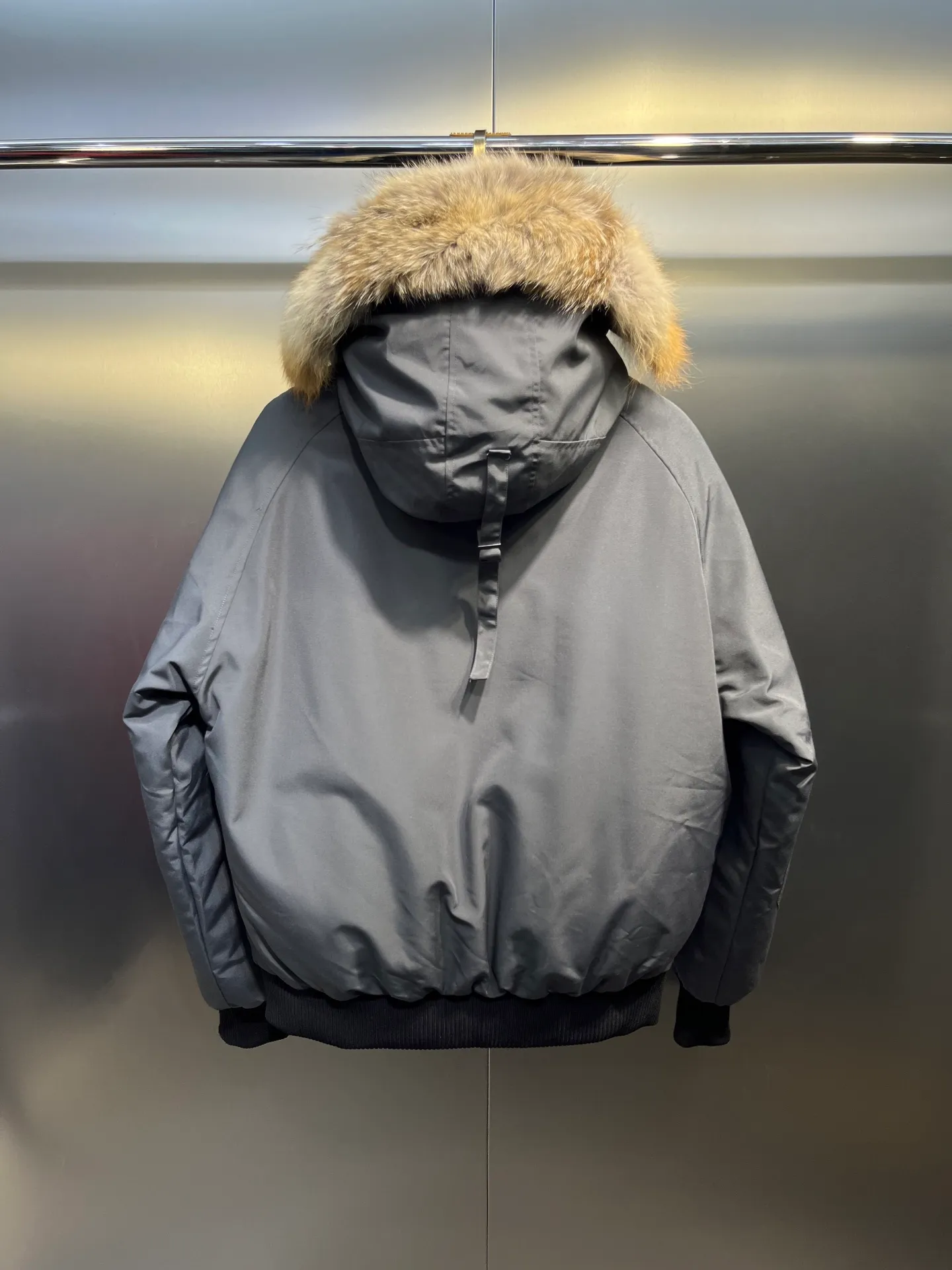 P780 high-end version (new version of Big Goose 01) Canada Goose Canada Goose #Chilliwack 7999M bomber jacket short down jacket/01 model #Men and Women Same Style# ➖ Genuine synchronous anti-counterfeiting chip sensor! ➖ Imported 21S polyester-cotton blended original fabric [last year’s 16S/18S hard fabrics have been completely eliminated, this year all use 21S genuine synchronous fabrics, the soft mid-strap feels delicate and textured], genuine synchronous Feather-Light 10D waterproof coating fabric, made of 84.5 polyester fiber and 15.5 cotton, 100% the best feel in the entire network! ➖ The genuine official website is synchronized with the national standard 80 white duck down, you can check the official website customer service, there will never be a series of misleading claims such as 90 down or goose down! ➖ Using the best nylon lining with double double-layer sealing design, velvet-proof No. 7 needle + grid-filled down ready-made garments, there is 100% no so-called velvet running! ➖ The cuffs are designed with thickened seamless threads, and the collar and pockets are lined with top-quality polar fleece to keep you warm and comfortable! ➖ Yoshida YKK provides original custom-made electroplated sliders. YKK two-way lockable zippers are tight and smooth and will not peel off paint! ➖ 3M composite guarantees that the Velcro is the same as the original, durable, and all accessories and hardware are custom-made! ➖ Imported BEHRINGER embroidery machine to customize the 10,000-needle embroidery logo, 98% of which can be reproduced to restore the original logo. You can check and compare on the official website! ➖ The fur collars are all made of large pieces of Western Canadian blue wolf hide, ensuring that each fur collar is 13-15cm wide!   Size:XS-XXL